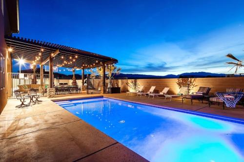 Paradise Village 107 Private Pool Hot Tub Pickle ball Basketball Futsal Court and Game Room — 4-Star Luxury Hotel in Santa Clara, United States