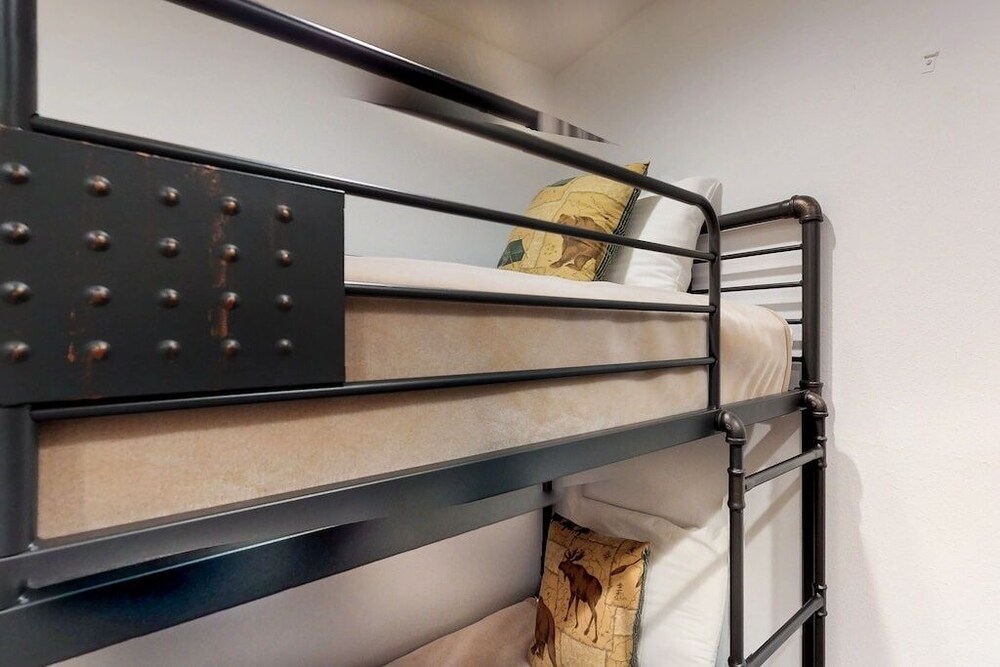 2307 Two Bedroom Den Deluxe Eagle Springs East 2 Hotel Room by RedAwning - photo 7