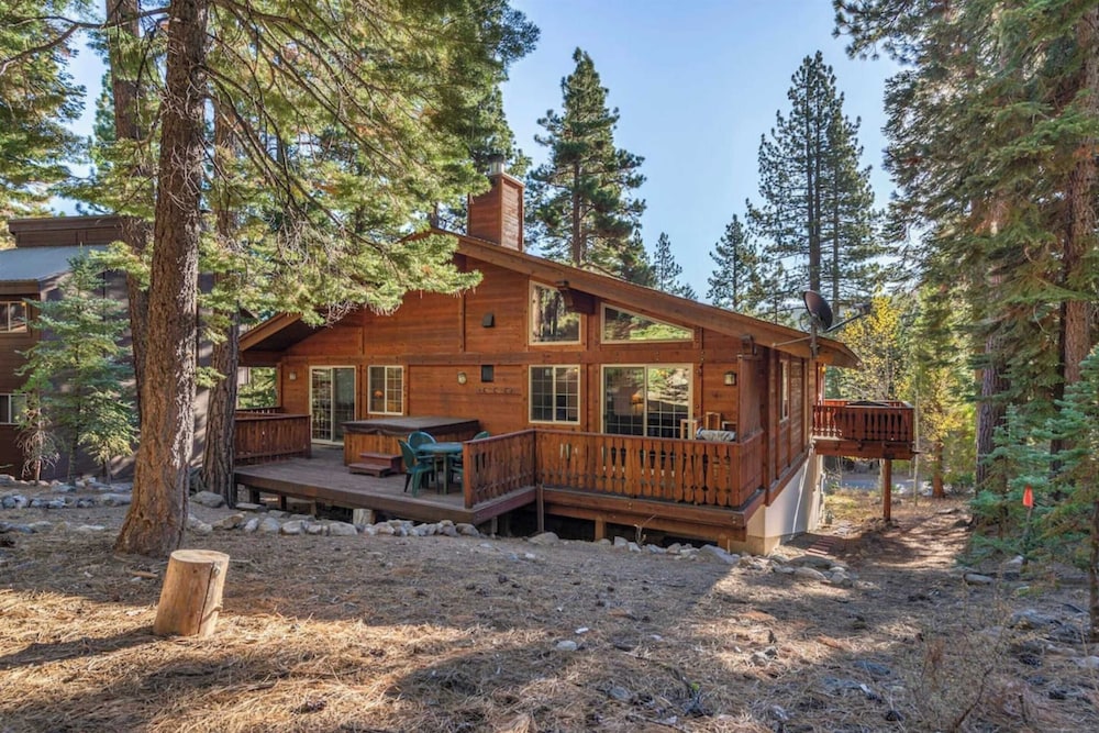 Wolf's Lair by Avantstay Swiss Chalet w Private Hot Tub & Access to Northstar Resort Community - photo 16