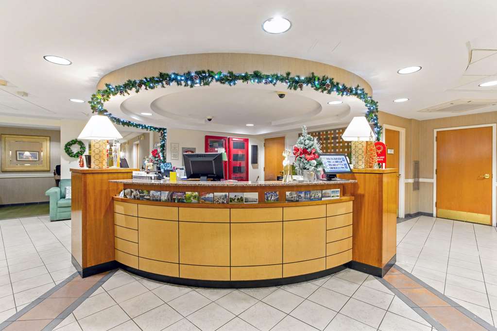 La Quinta Inn & Suites by Wyndham Boston Somerville - photo 8