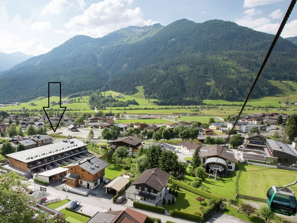 Apartment in Neukirchen near Ski Lift & Sauna — 4-Star Luxury Hotel in Neukirchen Am Grossvenediger, Austria