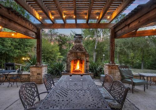 Waterfront & Pet friendly 3 Acre Home with fire pit — 4-Star Luxury Hotel in Hutto, United States