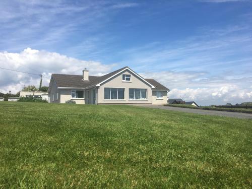 Follies Bungalow with Ocean Views — 4-Star Luxury Hotel in Dungarvan, Republic of Ireland