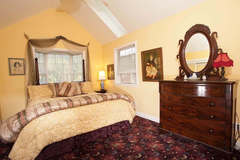 Hearthstone Elegant Lodge by the River - photo 9
