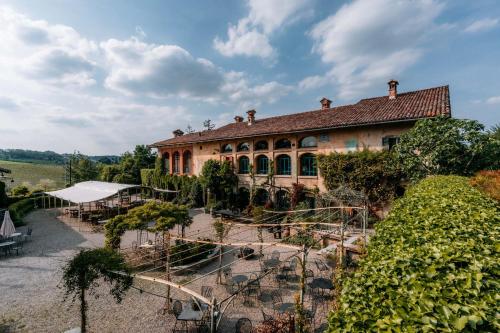Borgo Casa Scaparone — 4-Star Luxury Hotel in Alba, Italy
