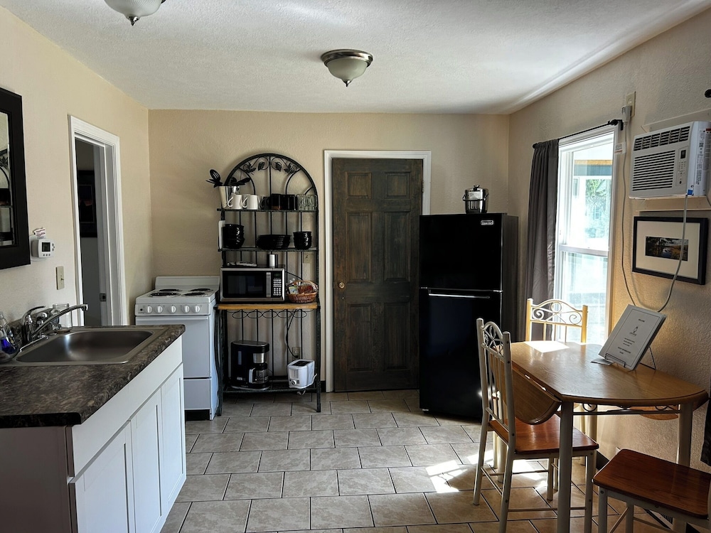 Lamplighter Cabins & Suites - photo 58