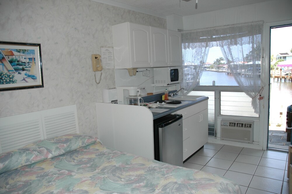 Dolphin Inn Resort - photo 2