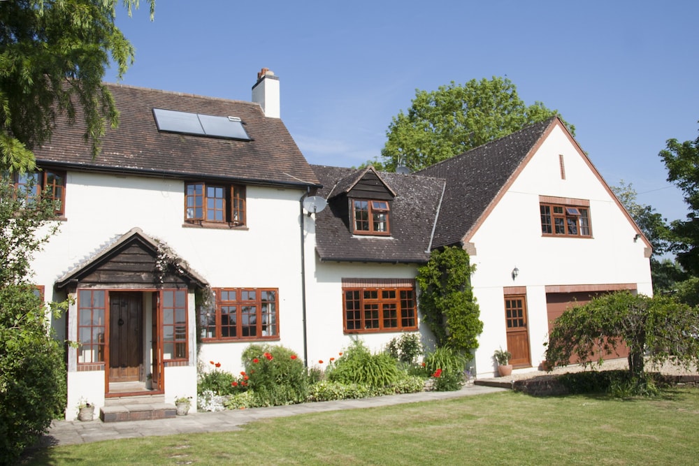 Larkrise Cottage — 4-Star Luxury Hotel in Stratford-Upon-Avon, United Kingdom