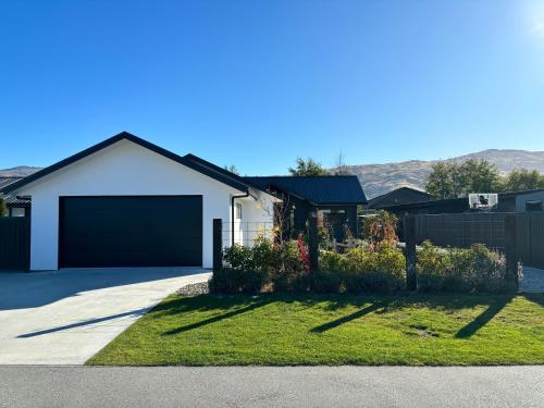 Pedal and Play Cromwell Holiday Home — 4-Star Luxury Hotel in Cromwell, New Zealand