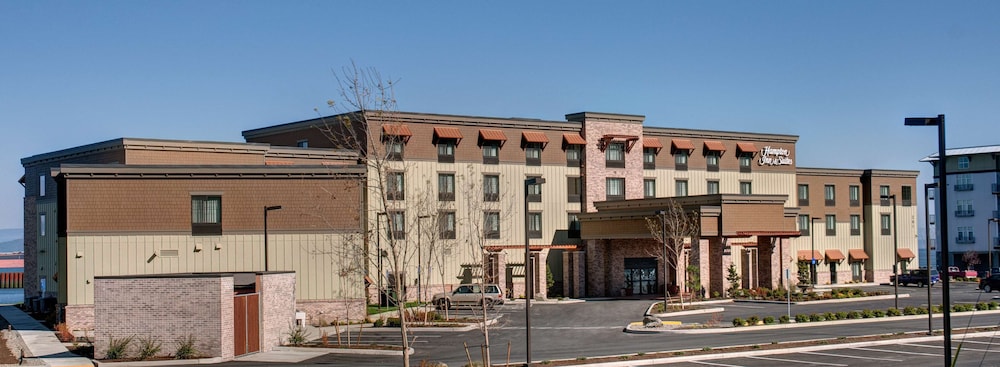 Hampton Inn and Suites Astoria - photo 80