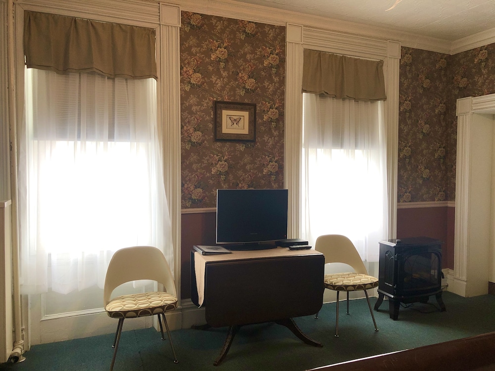 Rogues Harbor Inn - photo 28