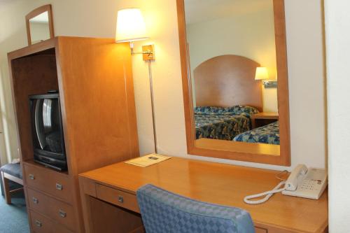 Economy Inn Watsonville - photo 21