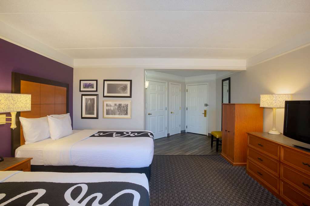 La Quinta Inn & Suites by Wyndham St. Louis Westport - photo 19