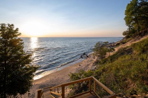 Tranquil Shores Relax on Lake Michigan 4BR 4BA — hotel in Norton Shores
