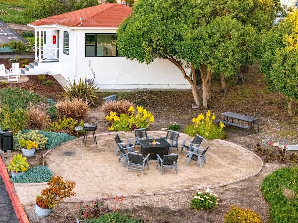 The Tides Oceanview Inn and Cottages - photo 40