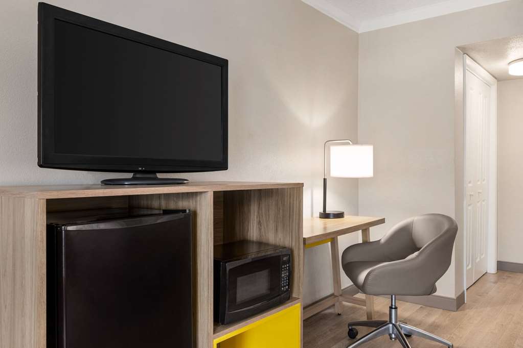 Days Inn by Wyndham Miami Airport North - photo 28