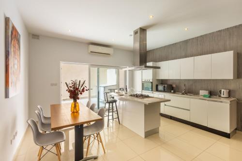 Spacious St Julians Apt Sleep 7 Huge Terrace by QuickTrips — 4-Star Luxury Hotel in San Giljan, Malta