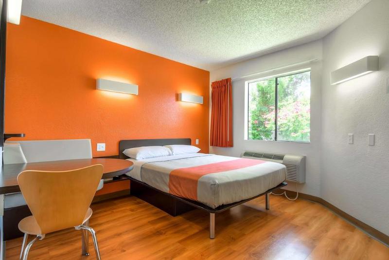 Motel 6 Carlsbad Downtown - photo 22