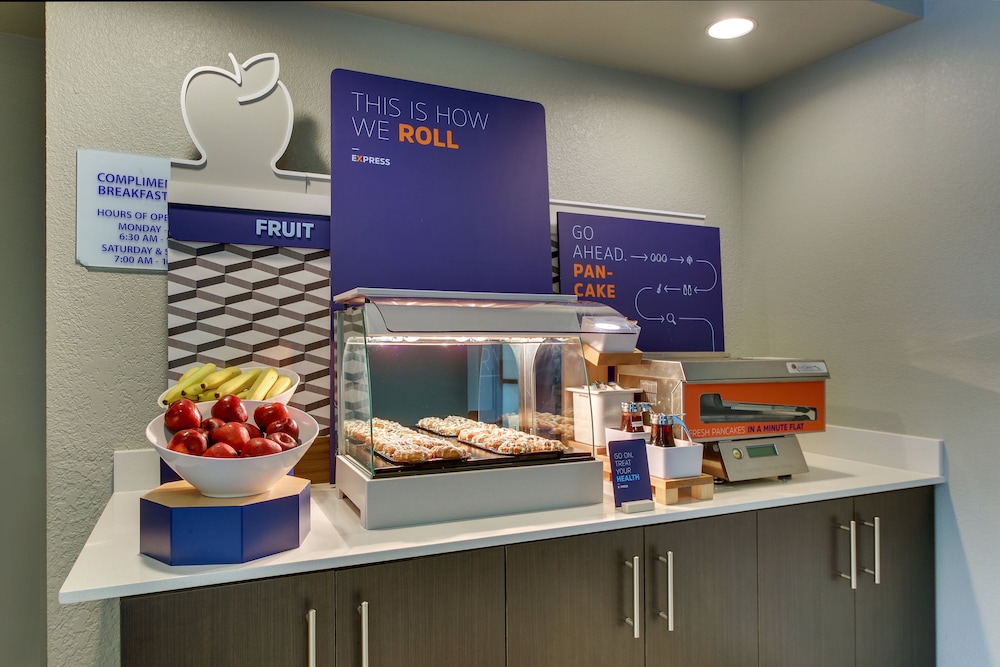Holiday Inn Express & Suites West Palm Beach Metrocentre by IHG - photo 80