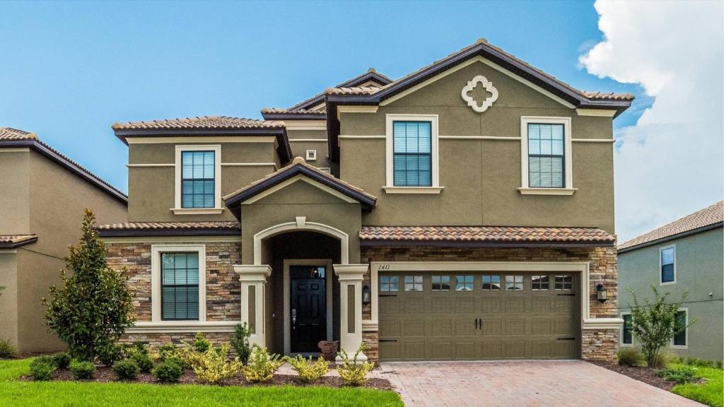 1411 Rolling Fairway Drive in Davenport, United States