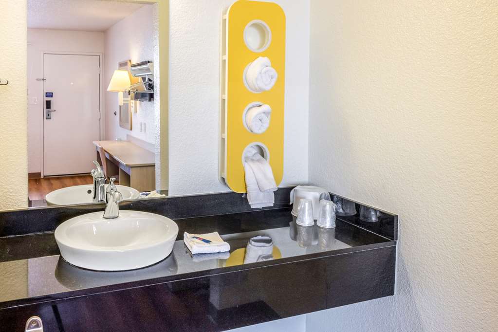 Motel6 Bakersfield CA Convention Center - photo 18