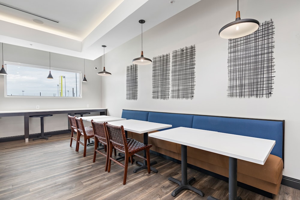 Holiday Inn Exp Parkville - photo 3