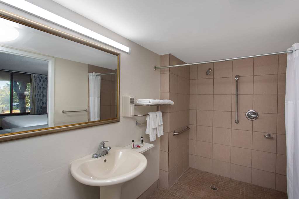 Days Inn & Suites by Wyndham Tallahassee Conf Center I 10 - photo 16