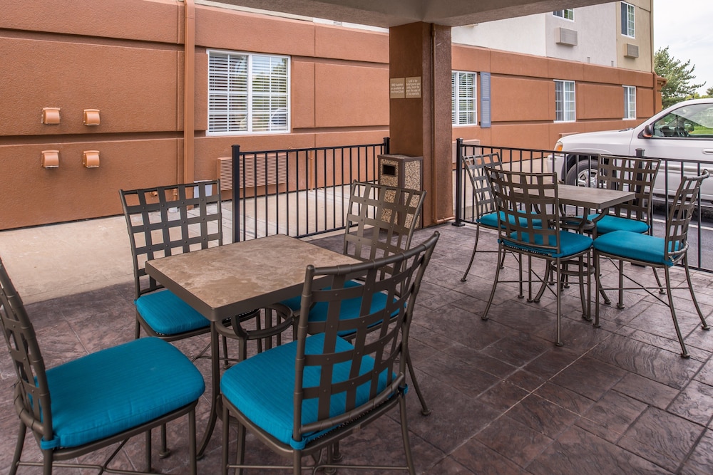 Candlewood Suites Topeka West by IHG - photo 17
