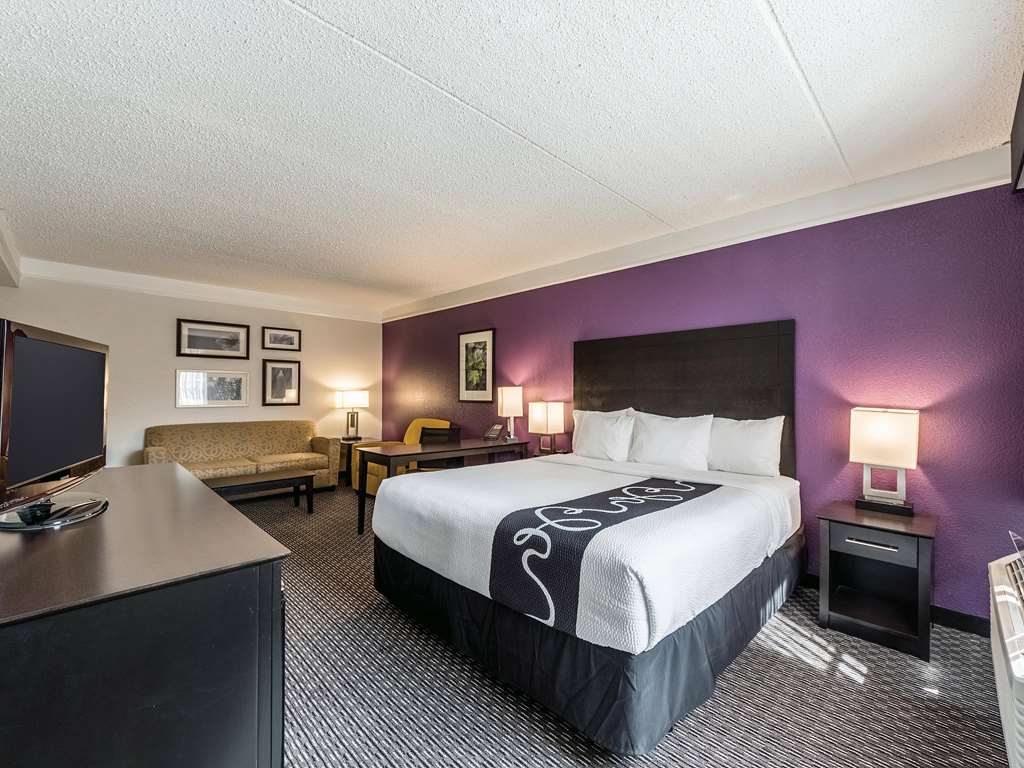 La Quinta Inn & Suites by Wyndham San Antonio Downtown - photo 25