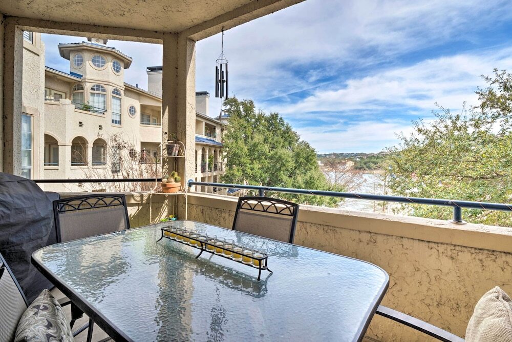 Lakefront Lago Vista Condo w Resort Amenities — hotel in Leander