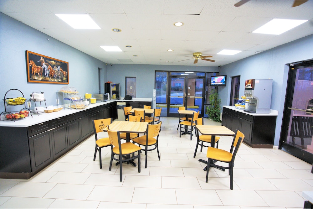 Columbus Inn and Suites - photo 22