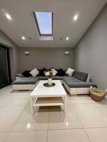 Stunning Home in Astley — 4-Star Luxury Hotel in Tyldesley, United Kingdom