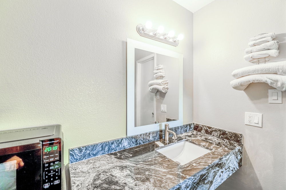Regency Inn By OYO Rockdale TX - photo 24