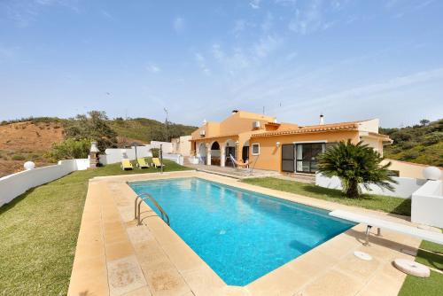 Vila Portimão T5 com Piscina — 4-Star Luxury Hotel in Portimao, Portugal
