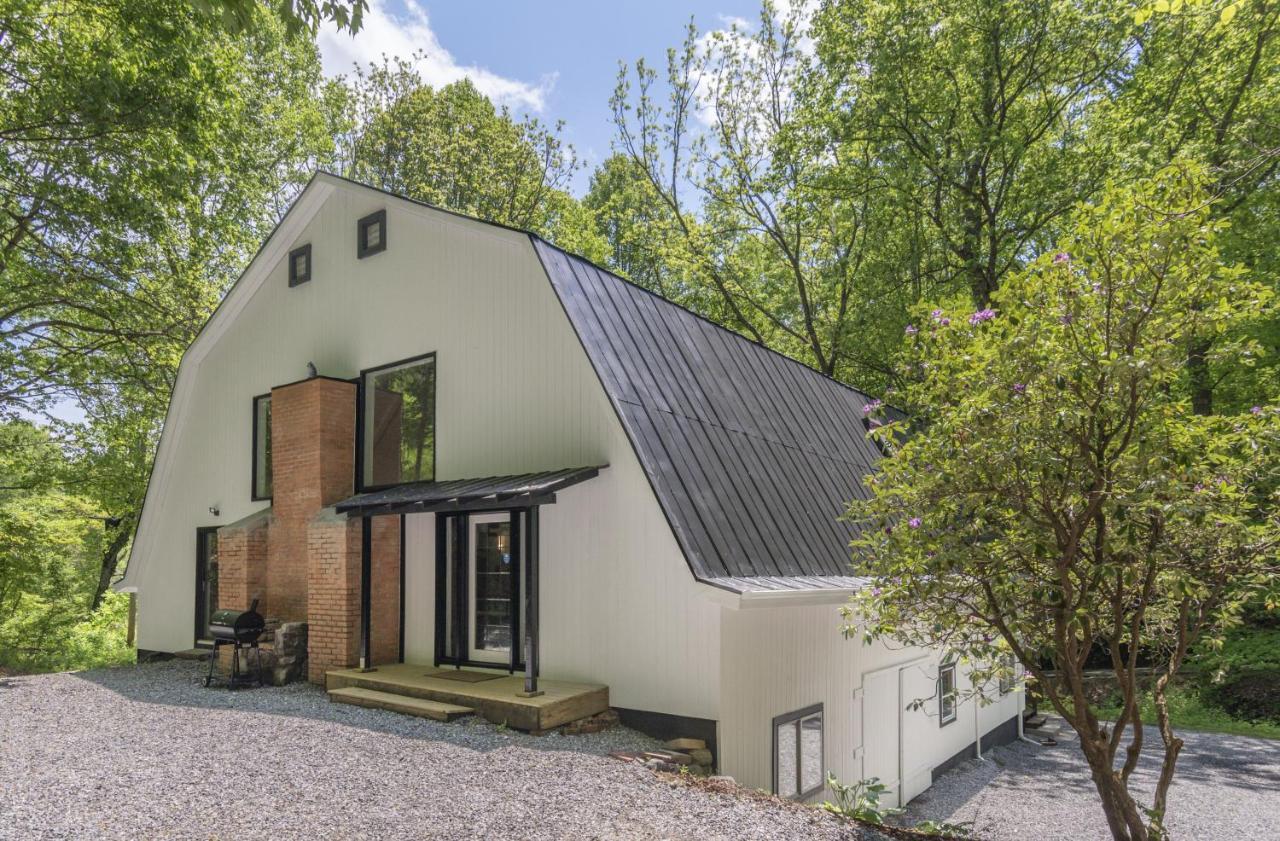 Renovated Barn in the Woods with Hot Tub in Waynesville, United States