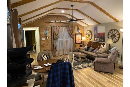 Stockyards Walk 1 Block to StockYards Cowboy Cabin — 4-Star Luxury Hotel in Fort Worth, United States