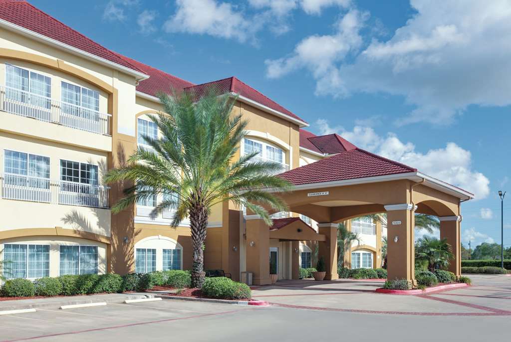 La Quinta Inn & Suites by Wyndham Bay City - featured photo