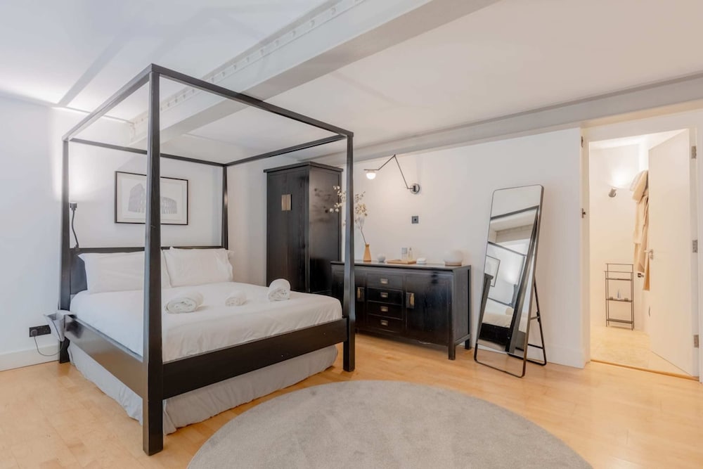 Chic 1BD Maisonette W hot Tub King's Cross — 4-Star Luxury Hotel in London, United Kingdom