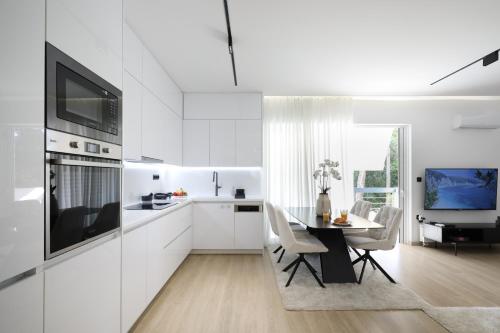 Glyfada Golden Residence 3 Bedroom Greecing — 4-Star Luxury Hotel in Glyfada, Greece