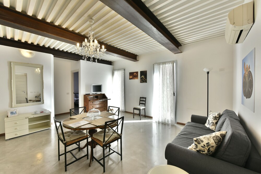 B&B Fiera Milano Rho — 4-Star Luxury Hotel in Pero, Italy