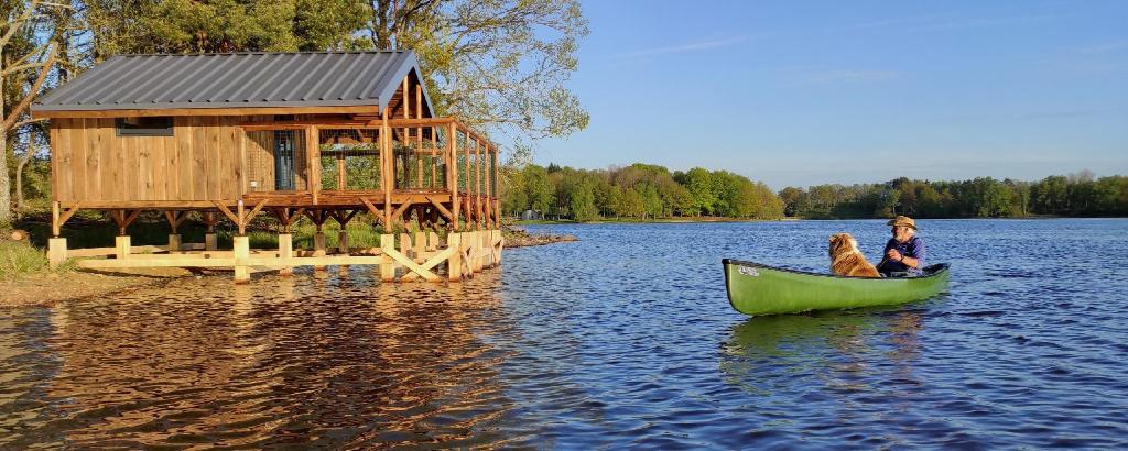 Cabanes Lacustra à l’Etang de la Ramade in Clermont-Ferrand, France
