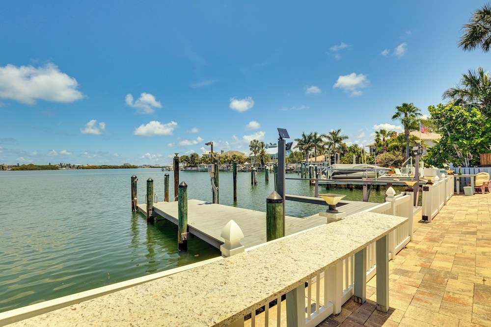 Waterfront Getaway With Pool And Dock Walk To Beach — Indian Rocks Beach