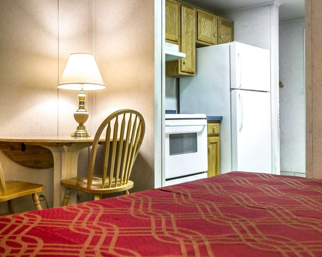 Rodeway Inn & Suites Brunswick near Hwy 1 - photo 22