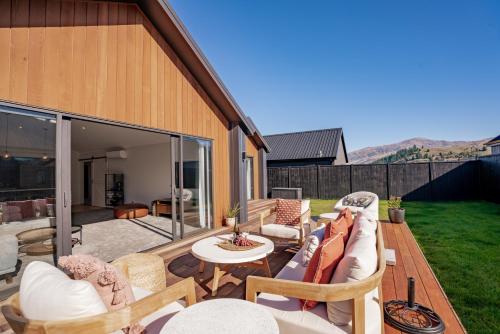 Wooing Retreat Cromwell Holiday Home — 4-Star Luxury Hotel in Cromwell, New Zealand