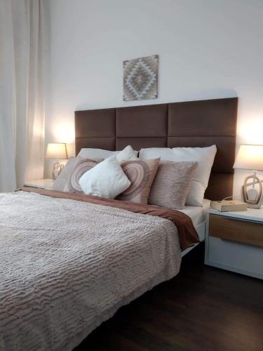 Sunny Penthouse with roof gardens overlooking the Warsaw Palace of Culture — hotel in Pruszkow