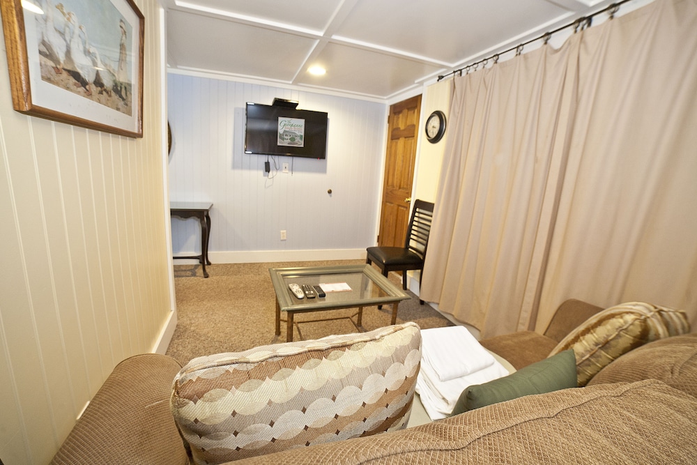 Georgianne Inn & Suites - photo 13