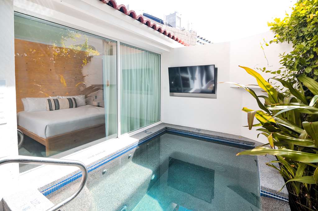 Poolside Villa Bahia Hotel & Beach House
