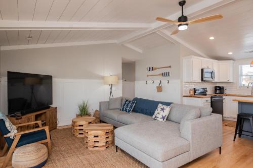 Sawyers Shore Shack by Oak Island Accommodations - featured photo