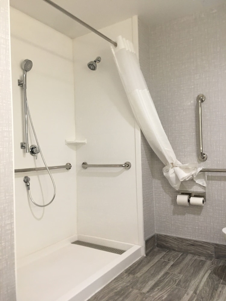 Hampton Inn Old Bridge - photo 10