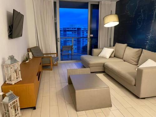 Chic Miami Beach Stay Comfort Style & Sea Views A — 4-Star Luxury Hotel in Hallandale Beach, United States
